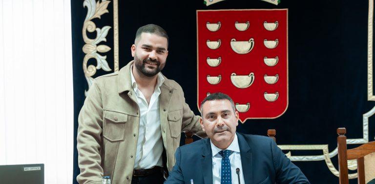 Imagen de Oswaldo Betancort junto al consejero de Ordenación del Territorio