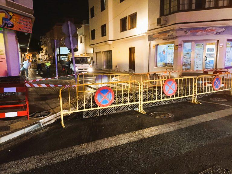 Los imbornales en la calle Triana ya estan abiertos para que sirva de recogida en este punto sensible del barrio de La Vega