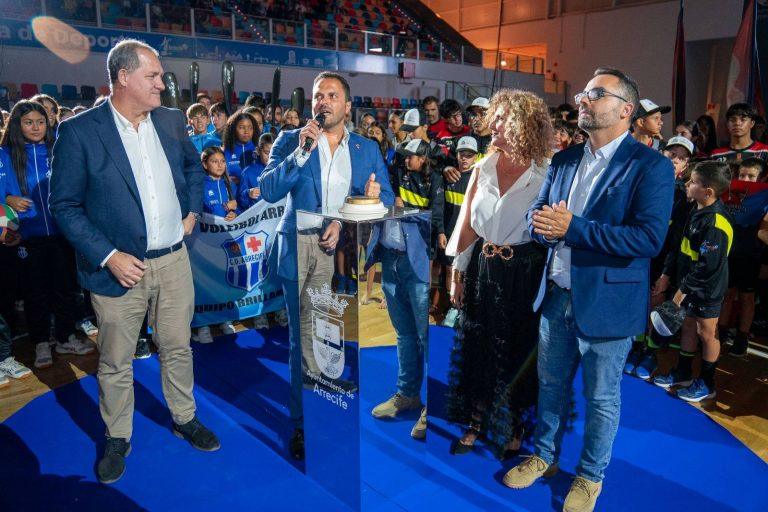 Momento del encendido e inauguración de esta nueva etapa del Palacio de Deportes Arrecife