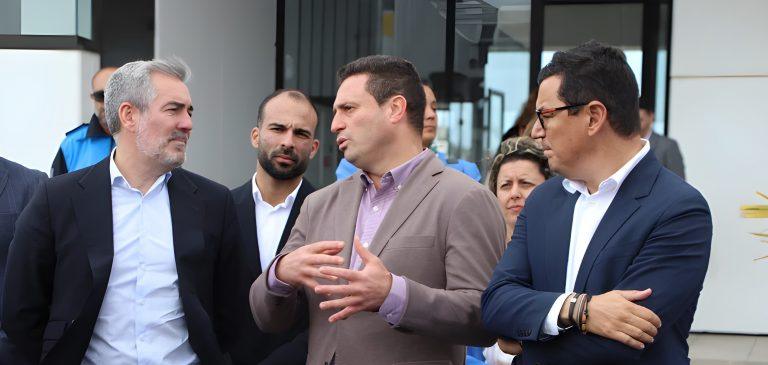Imagen de Óscar Noda junto a Fernando Clavijo y Pablo Rodríguez en el puerto de Playa Blanca