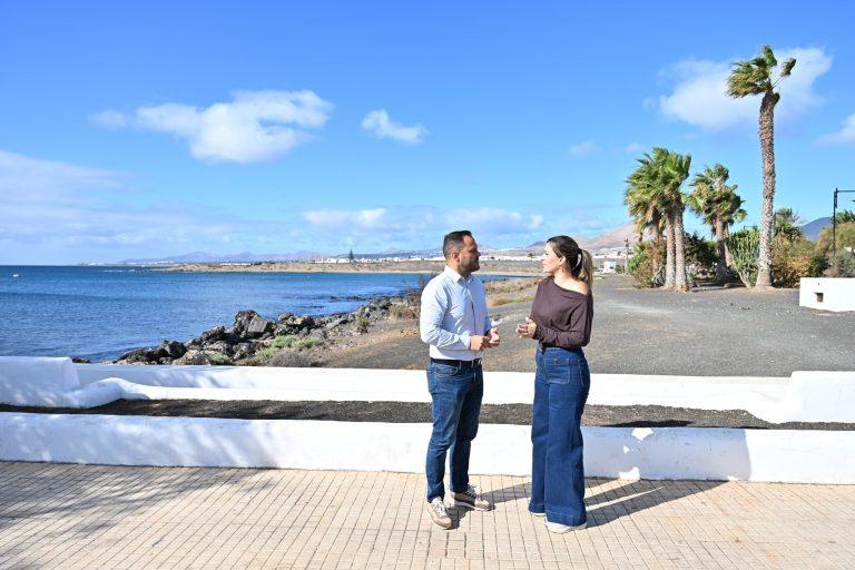 Imagen del alcalde de Arrecife Yonathan de León y la concejala de Playas y Medio Ambiemte, Davinia Déniz, en la playa de El Cable