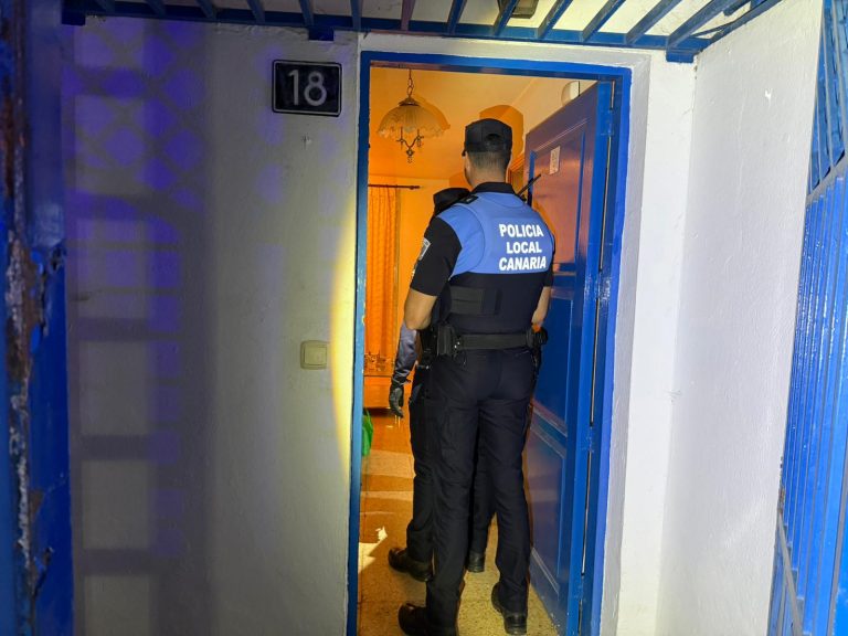 La intervención rápida de la Policía Local frena la okupación de esta casa social en un barrio de Arrecife