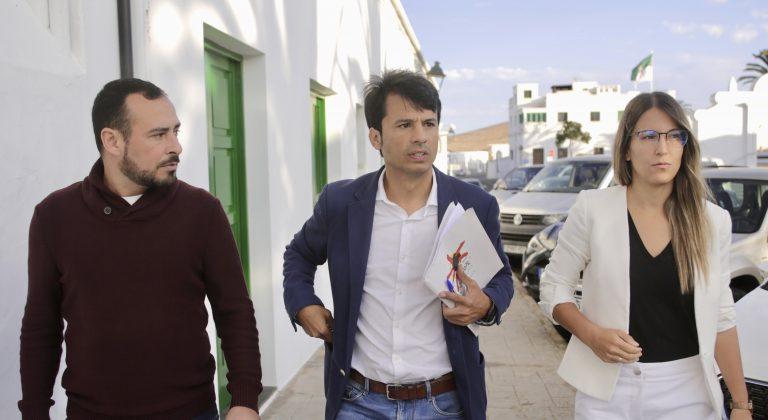 Marcos Bergaz (PSOE) junto a los concejales Jenifer Gala?n y Tana Reyes en Teguise
