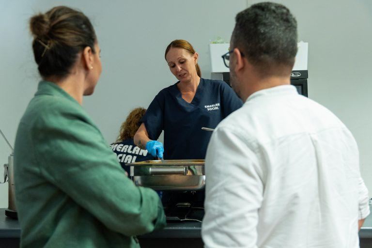 Maite Corujo junto a Echedey Eugenio en el Comedor Social (2)