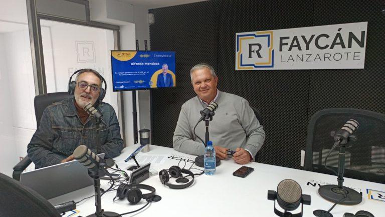 Alfredo Mendoza, junto a Paco Robayna, en Radio Faycán Lanzarote