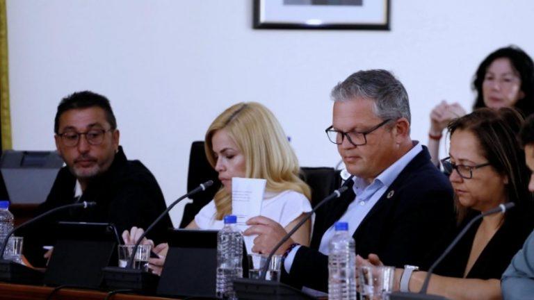Alfredo Mendoza y los concejales en el Pleno de Arrecife
