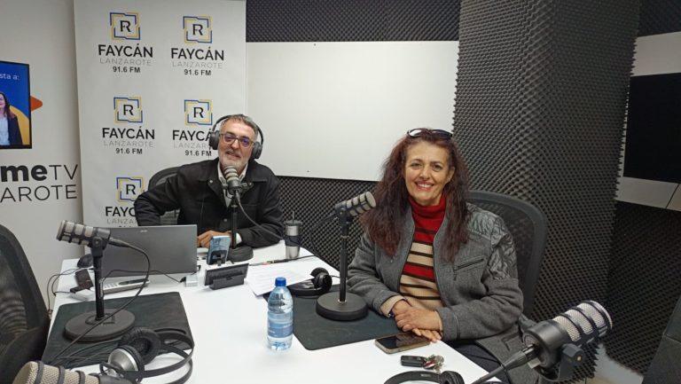 Delia Hernández, en el estudio de Radio Faycan Lanzarote, junto a Paco Robayna