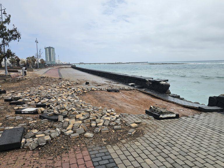 Durante el fin de semana la zona del Paseo Marítimo de Arrecife, cerca del Reducto, sufrió nuevos daños por la fuerza del oleaje