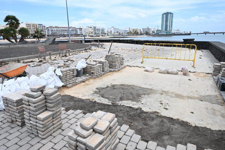 El Ayuntamiento de Arrecife reutiliza el adoquinado levantado por el oleaje para mantener la imagen original del paseo junto al Parque Temático