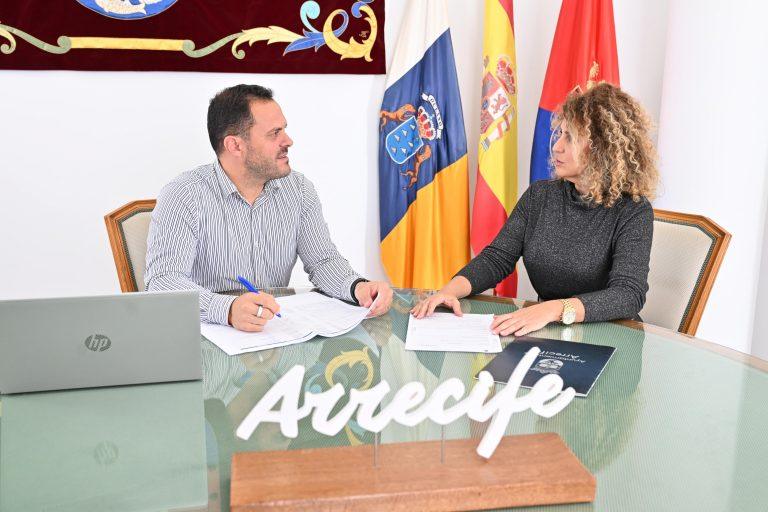 El alcalde Yonathan de León, y la concejala portavoz del PP y responsable del Área de Recursos Humanos, Eli Merino, que ha tramitado este acuerdo con la universidad tinerfeña