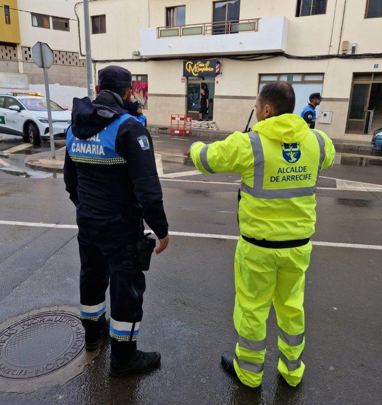 El alcalde de Arrecife Yonathan de León junto al oficial de la Policía Local y coordinador técnico de Protección Civil en las calles con las medidas preventivas por la alerta