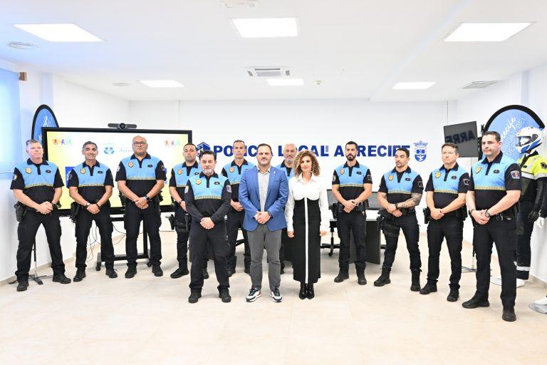 El alcalde de Arrecife y la concejala de Deportes junto al subcomisario jefe y los 10 agentes de la los agentes de Unidad de Prevención, Mediación y Convivencia (UPMEC)