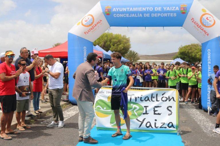 El alcalde saluda a uno de los ganadores del Triatlón IES Yaiza