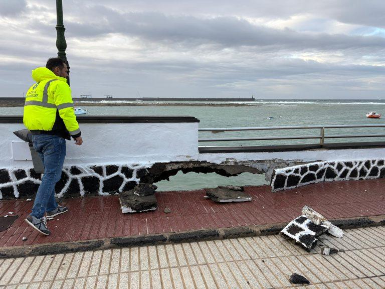 El fuerte oleaje dañó el muro del parque José Ramírez Cerdá, el más antiguo de Lanzarote y obra de César Manrique