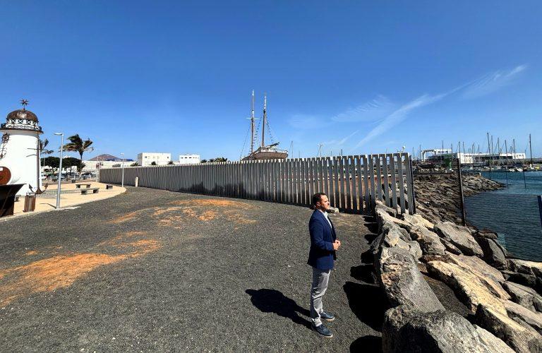 El muro de hormigón que está siendo retirado y espacio que formará parte de un nuevo pulmón verde en Arrecife