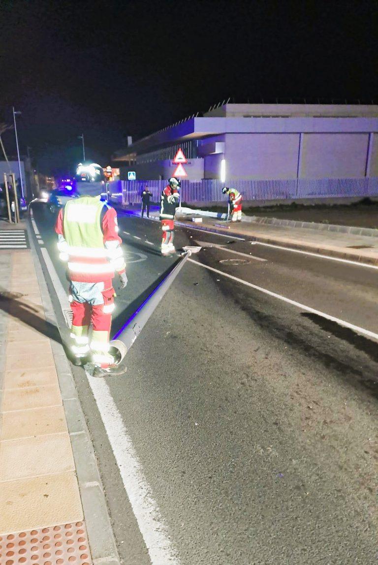Farola dañada por un conductor que se dio a la fuga, y la Policía Local de Arrecife logra la identificación del vehículo