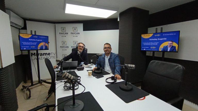 Imagen de Echedey Eugenio junto a Paco Robayna en los estudios de Radio Faycán Lanzarote