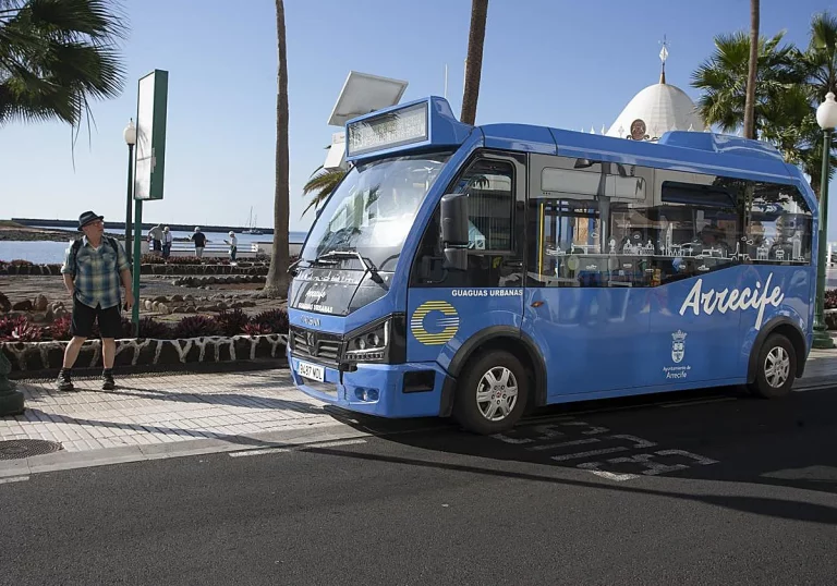 Imagen de una de las guaguas de Arrecife