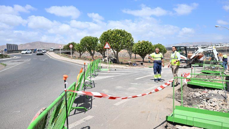 La calle Mina es una vía neurálgica que une los barrios de Altavista y Tinasoria con Maneje, a través del Puente de la Circunvalación, y la carretera del Cementerio