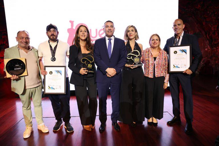 Oswaldo y Nori con los premiados y reconocidos de Lanzarote en Qué Bueno 2025