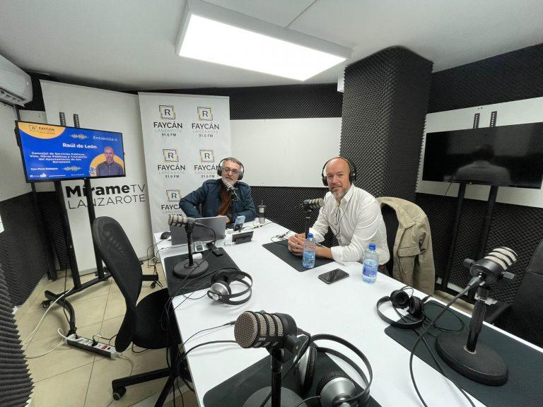 Raúl de León en los estudios de Radio Faycán Lanzarote junto a Paco Robayna