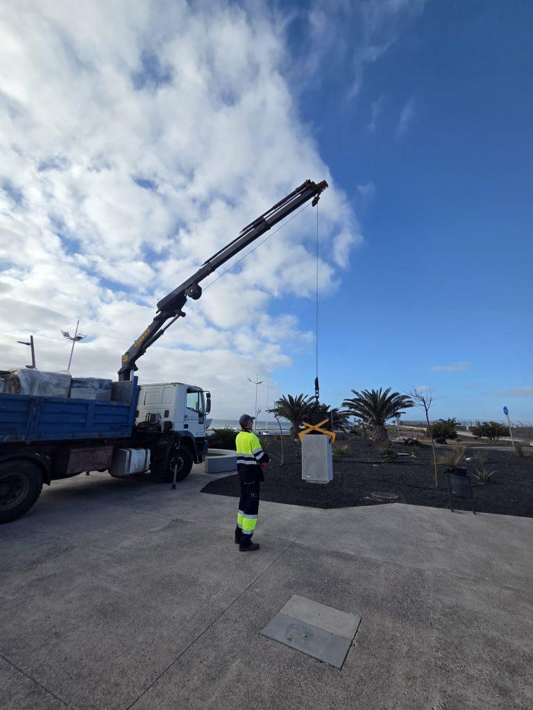 Renovacio?n mobiliario urbano en San Bartolomé