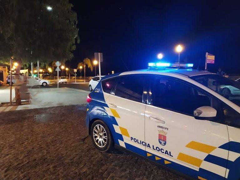 Vehículo de la Policía Local de Arrecife en la zona próxima donde se realizó la intervención, en la capital de Lanzarote