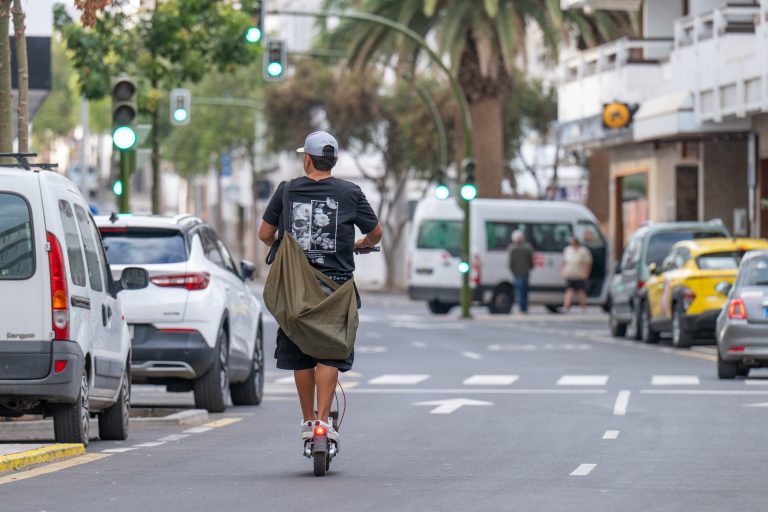 Conductor circulando esta semana en patineta eléctrica por una calle de Arrecife
