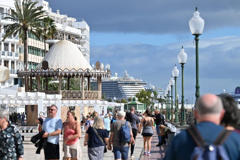 Cruceros atracados en los puertos de Arrecife, y turistas en la ciudad