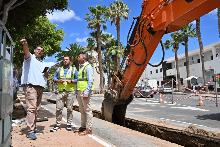 El Ayuntamiento de Arrecife pone en marcha esta nueva obra, con una inversión de 1,4 millones de euros, para resolver las inundaciones en la Vía Medular y Puerto de Naos