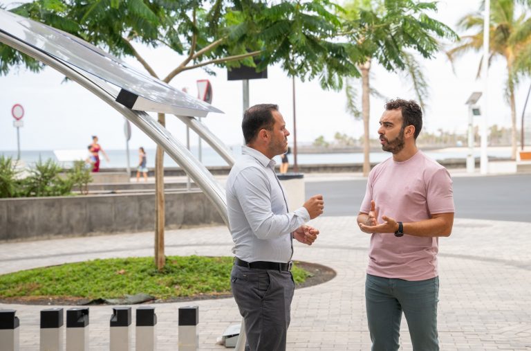 El alcalde Yonathan de León, y el concejal de Transportes y Movilidad, Mario González Altube, en una de las estaciones destinadas a la recarga de bicicletas públicas