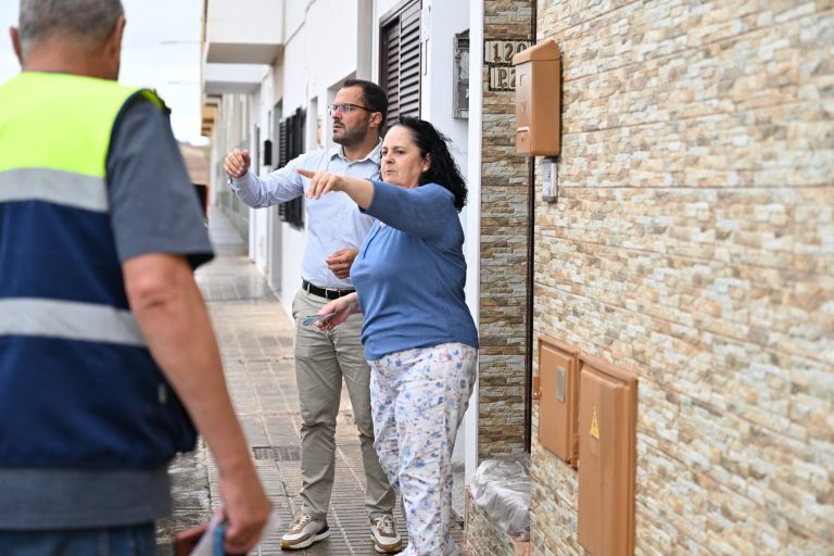 El alcalde de Arrecife, Yonathan de León,esta semana en Argana Alta hablando con una vecina que sufre los daños por las inundaciones cuando se registran fuertes lluvias