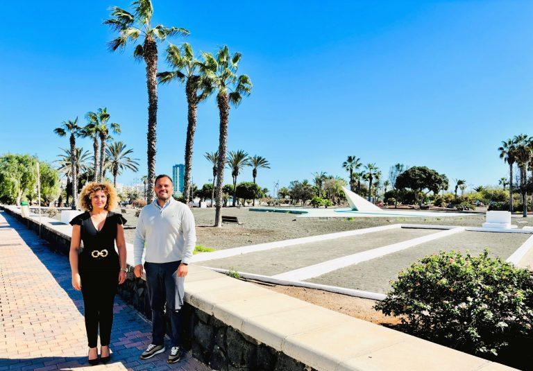 El alcalde de Arrrecife, Yonathan de León, y la concejala de Turismo, Comercio y Deportes, junto al Parque Temático, donde el Ayuntamiento invertirá 10 millones de euros
