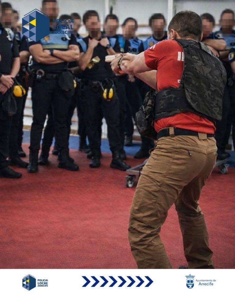 El instructor de la Policía Local de Arrecife en una las sesiones formativas a las futuros policías en Canarias