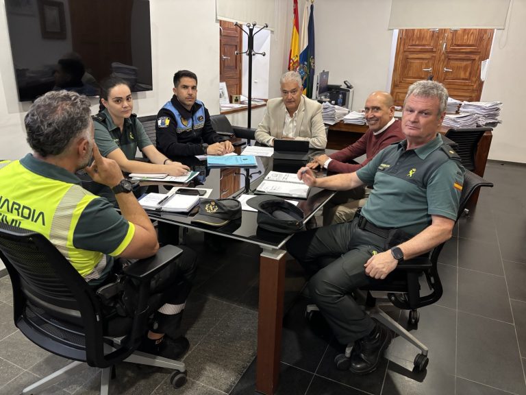 Imagen de la reunión de las fuerzas del Estado junto al alcalde de Tías