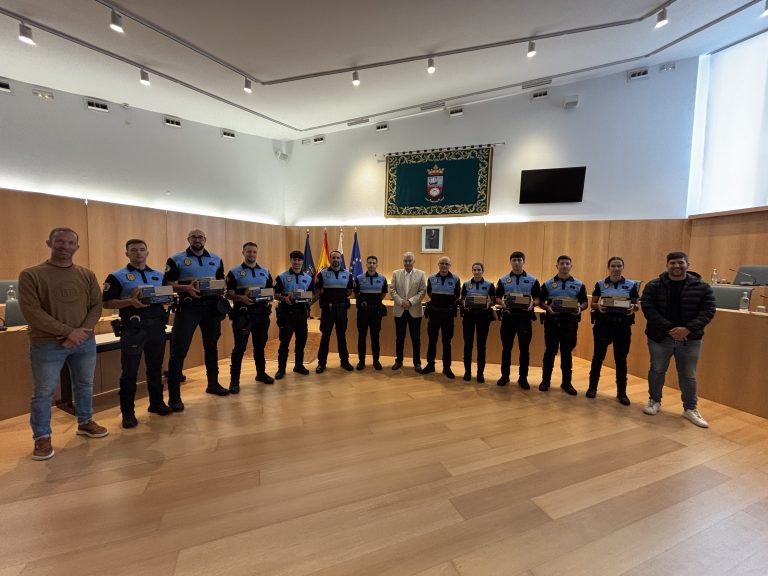 Los ocho policías locales junto al alcalde de Tías