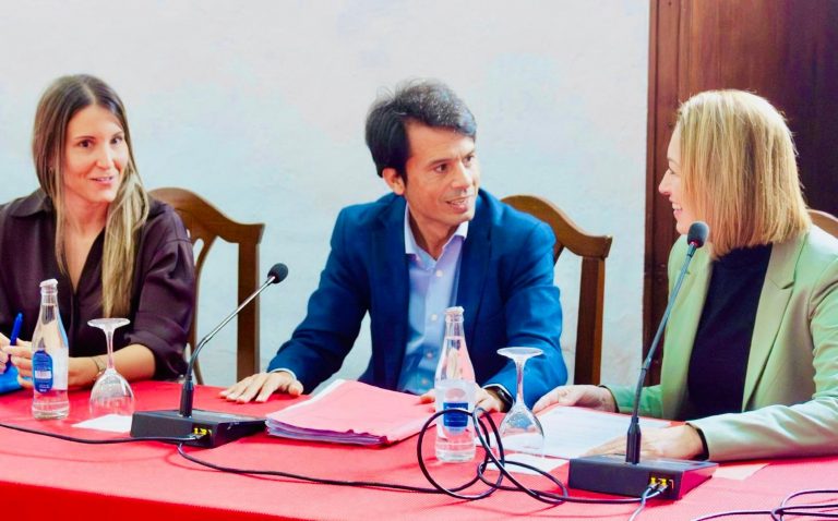 Marcos Bergaz (PSOE) junto a las concejalas Jenifer Galán y Sabina Vizcaíno