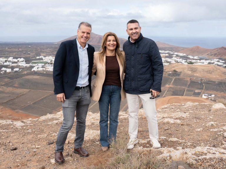 Oswaldo Betancort junto a María Jesús Tovar y Domingo Cejas