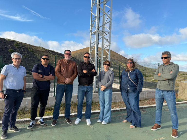 Visita de Nueva Canarias Ti?as junto al parlamentario Yone? Caraballo y vecinos de Masdache a la torreta instalada en el pueblo