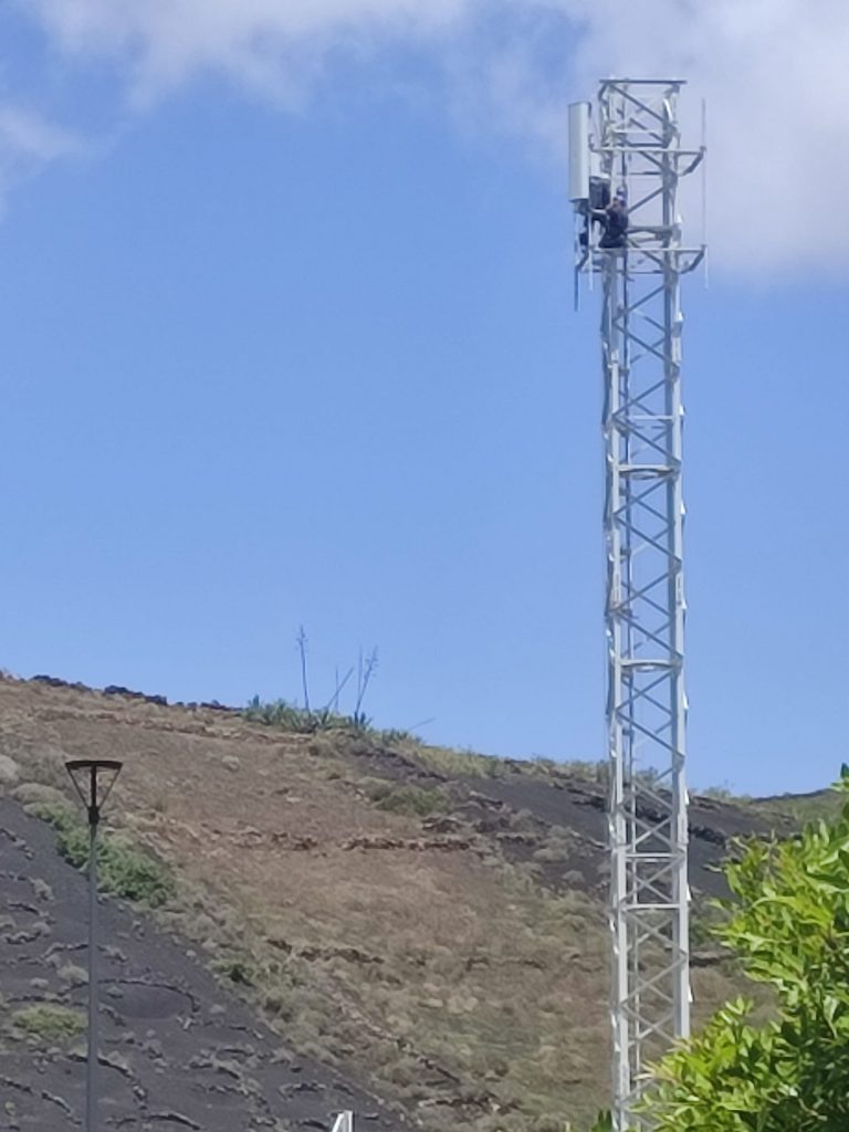 antenas de telefonía en las torretas