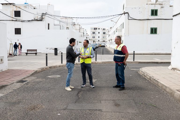 El alcalde Yonathan de León, junto al ingeniero jefe de Obras Públicas del Ayuntamiento y el encargado municipal de Obras,en Valterra calles que se están reasfaltando