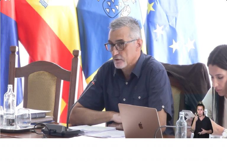 Imagen de Marci Acuña durante la sesión plenaria