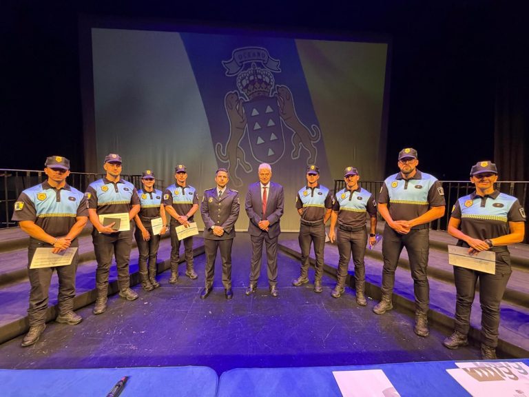 Imagen de agentes de la Policía Local junto al alcalde de Tías