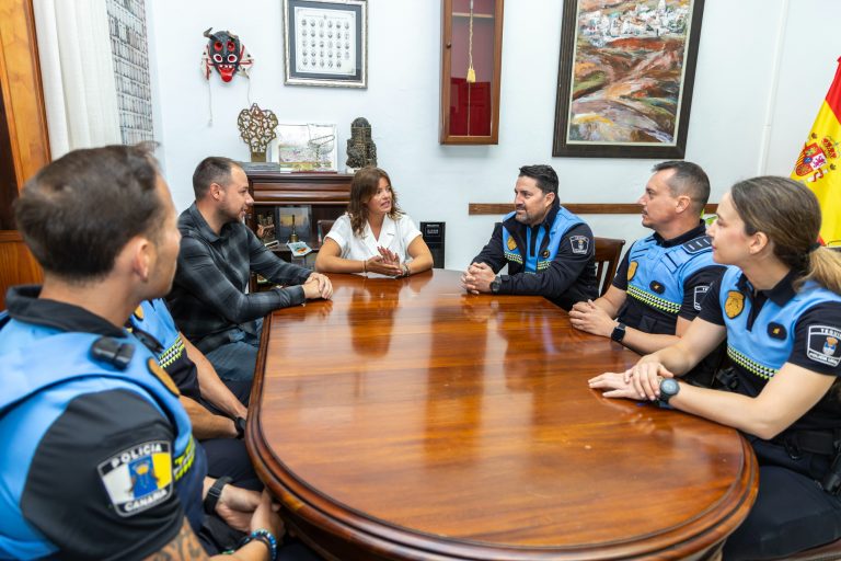 Imagen de la Policía Local de Teguise en el despacho junto a la alcaldesa