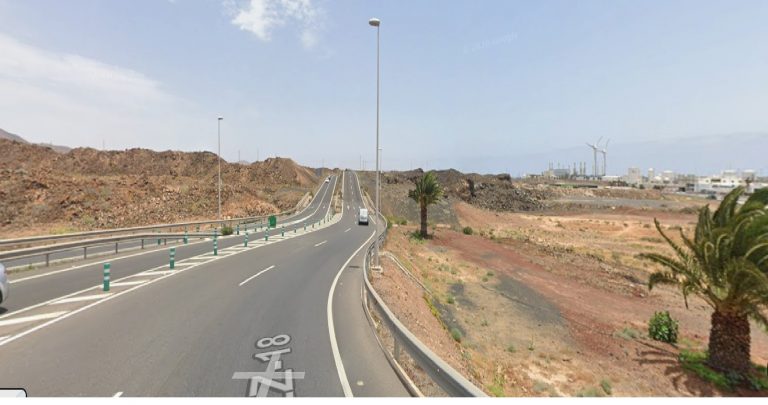 Imagen de la carretera que une Costa Teguise y Arrecife