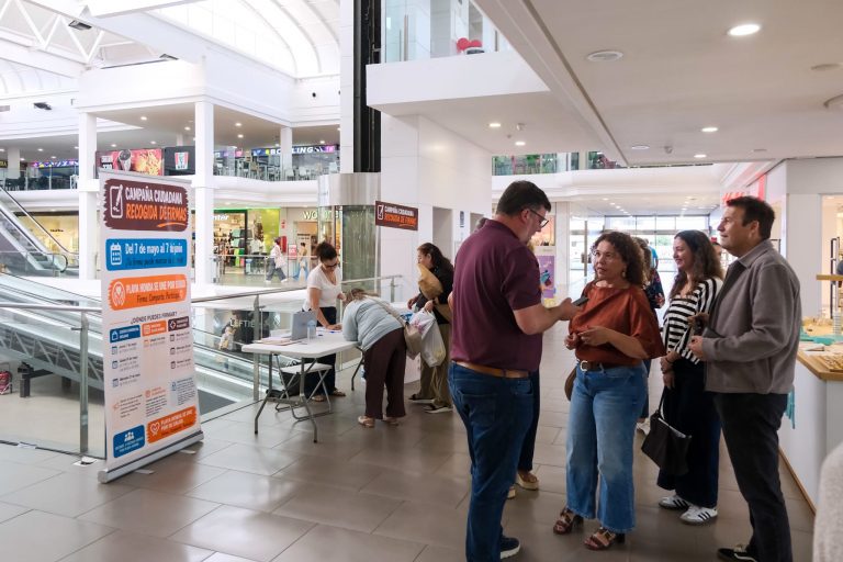 Imagen de la recogida de firmas en el Deiland