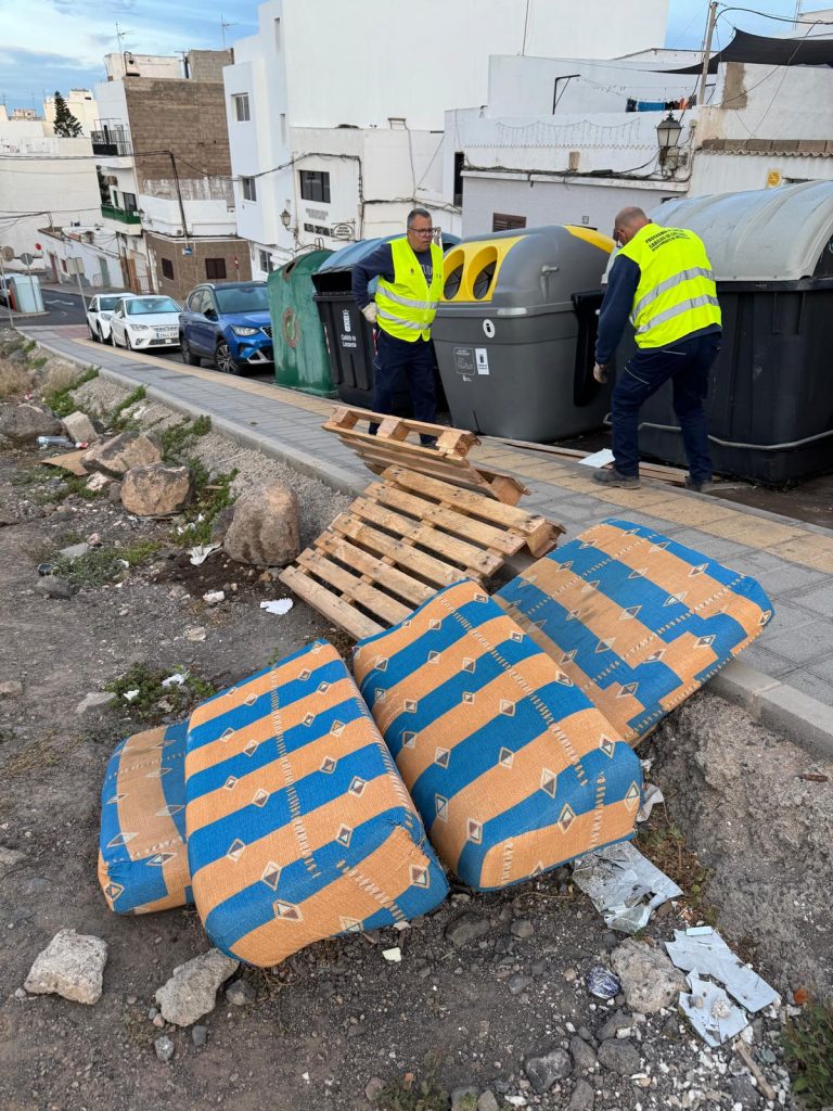 Imagen de los enseres abandonados en calles de Arrecife