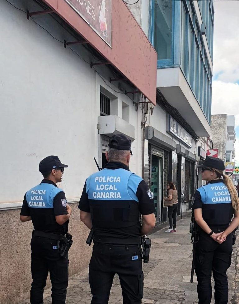 La Policía Local de Arrecife refuerza sus patrullas diarias por los barrios, con los despliegues que realiza el alcalde Yonathan de León