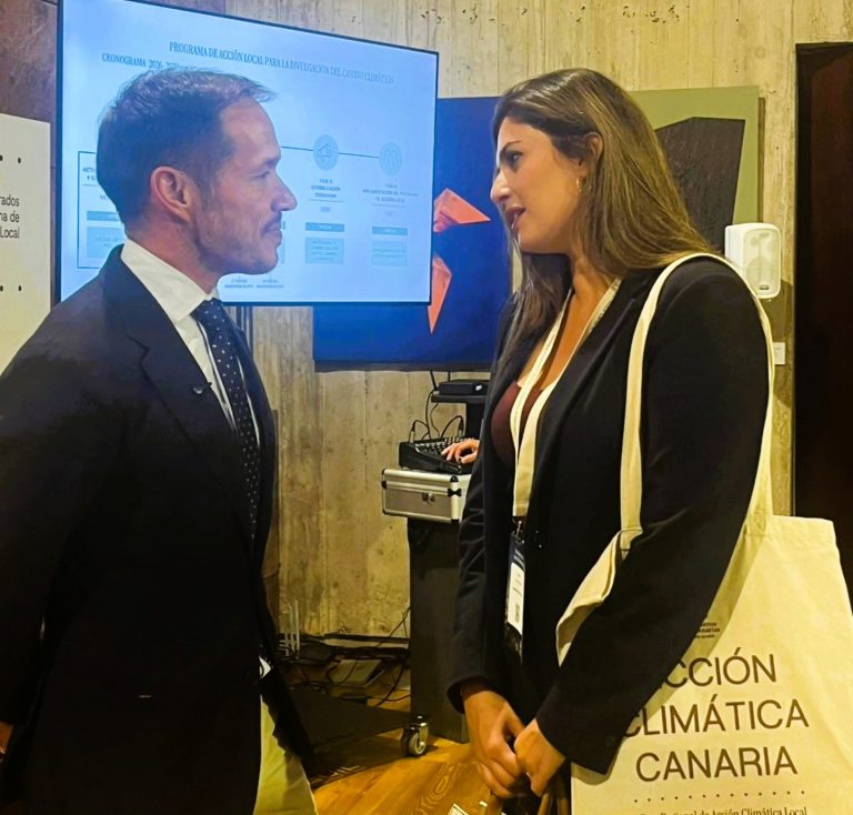 La concejala de Medio Ambiente de Arrecife, Davinia Déniz, ayer en Tenerife en el Foro Regional en su encuentro con el consejero Mariano H
