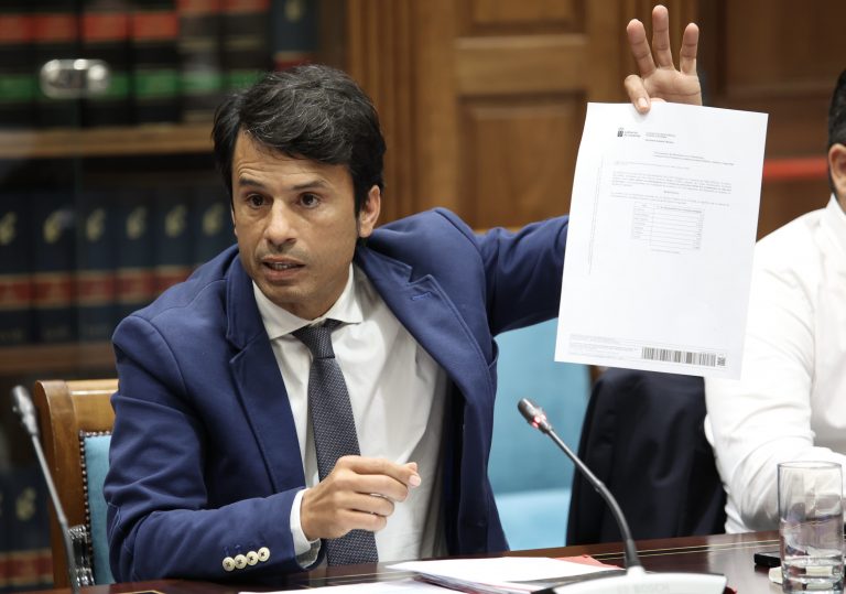 Marcos Bergaz (PSOE) en comisioìn parlamentaria de Obras Puìblicas, Vivienda y Movilidad